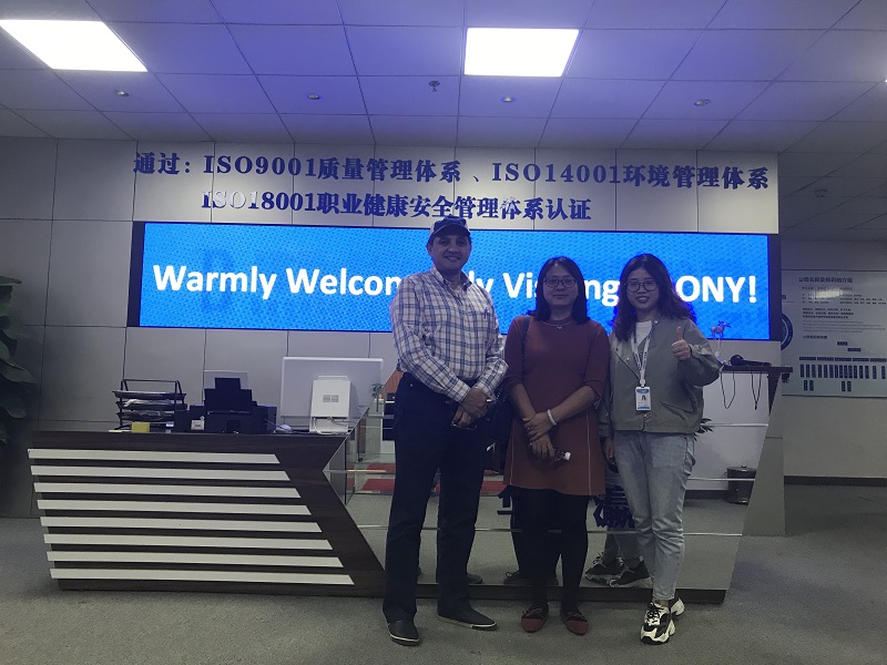 外國用戶前來考察我司考察拼接屏、LED顯示屏等產(chǎn)品
